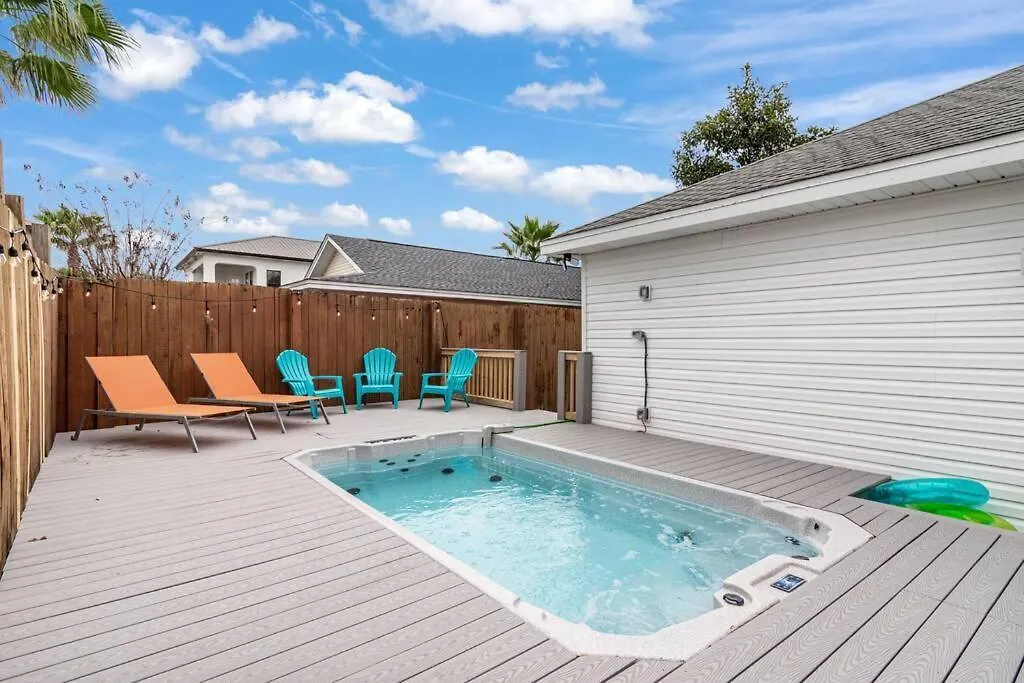 Holiday home Zula Breeze: Beachfront Pet-friendly Retreat With Pool *