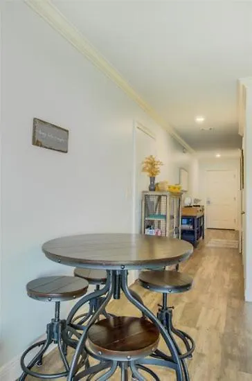 10 A, One Bedroom