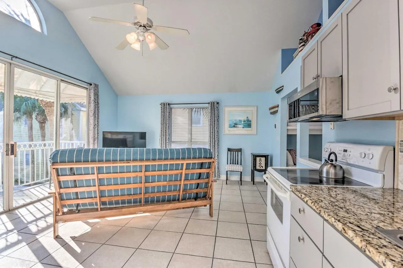 Charming Walk To Beach And Dining! *