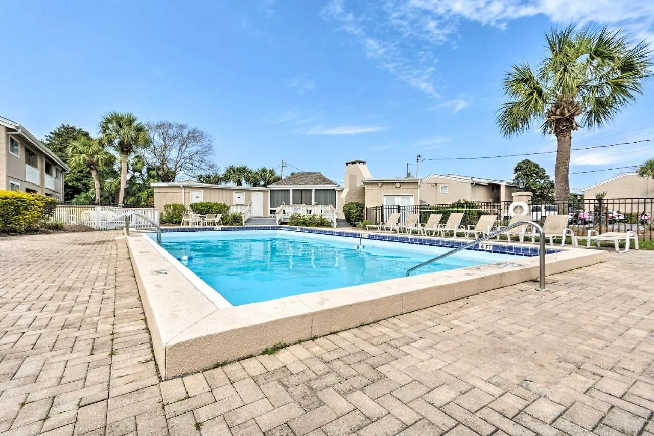 Sunny With Pool And Access! Apartment *