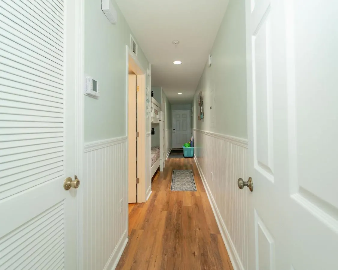 Salty Dolphin - Gulf Front Oasis Apartment Destin