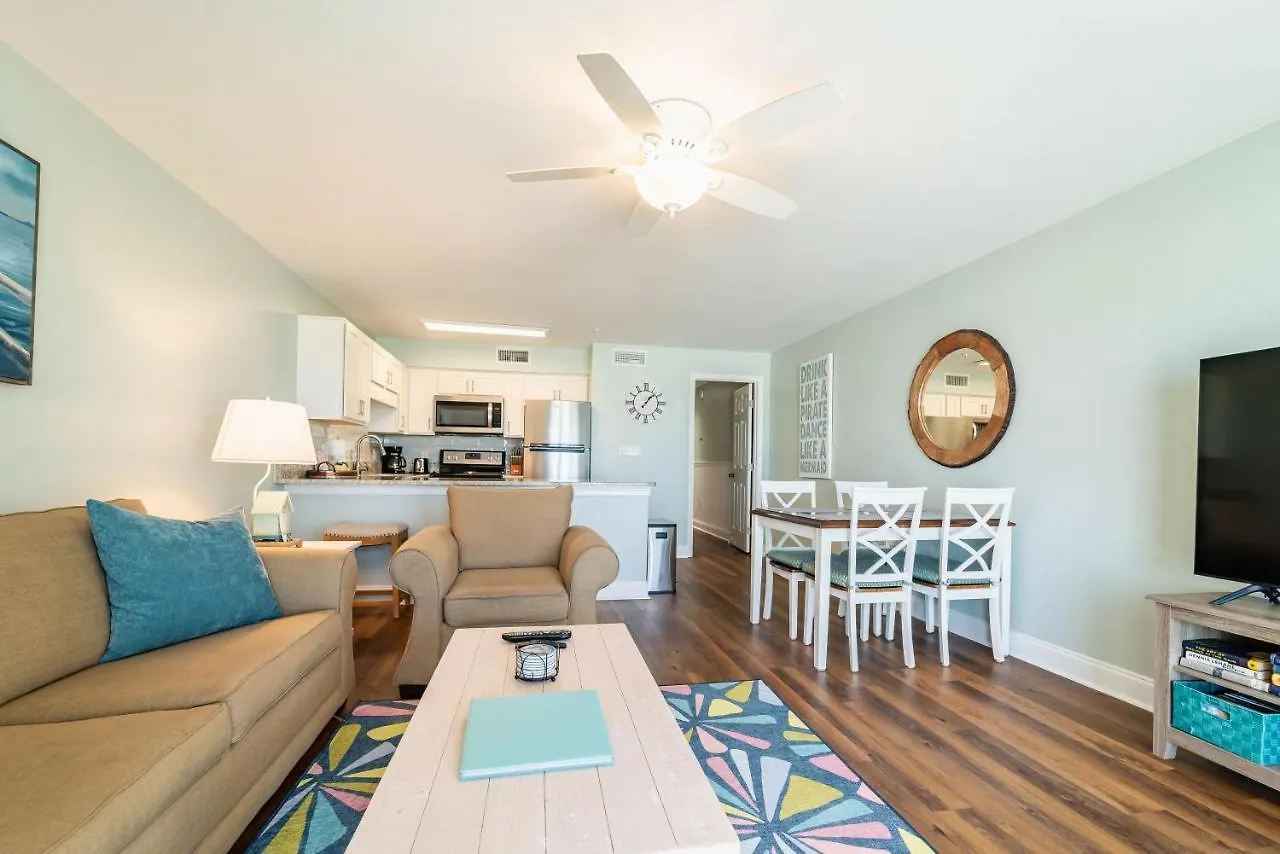 Salty Dolphin - Gulf Front Oasis Apartment *