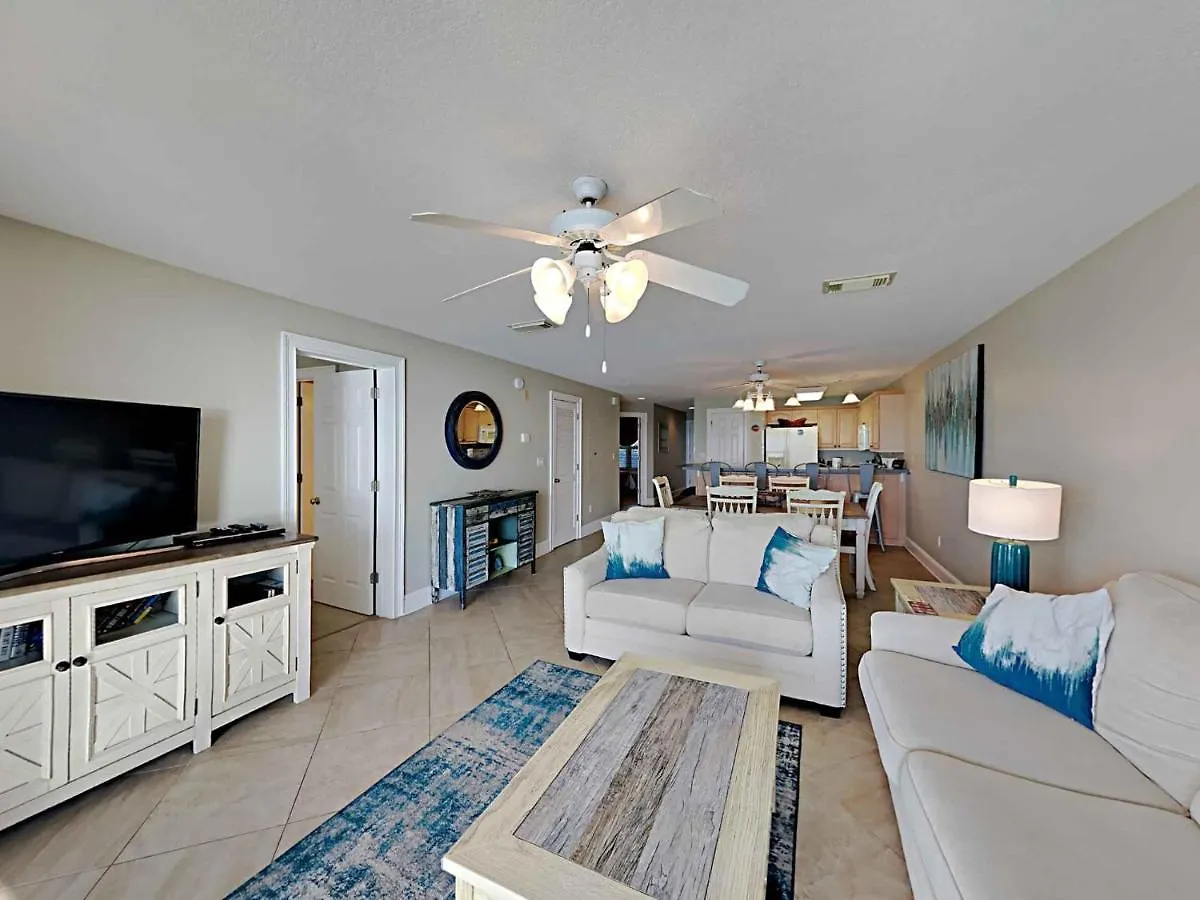 Awesome In With Outdoor Swimming Pool And 3 Bedrooms
