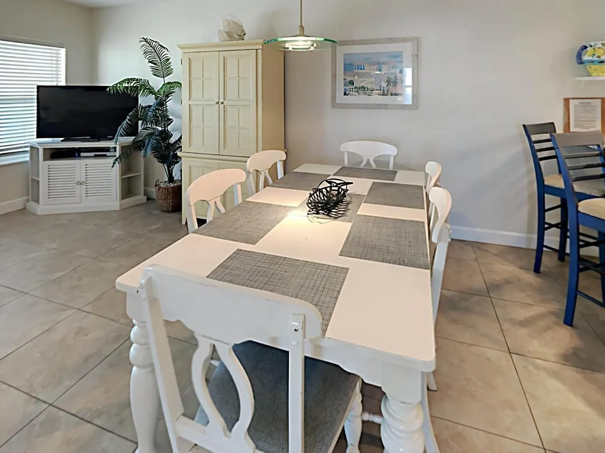 Apartment Pavilion Palms #105b