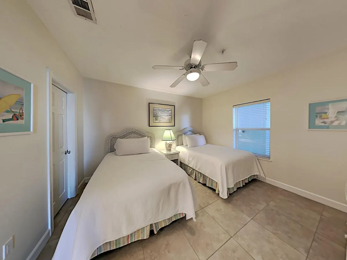 Apartment Pavilion Palms #105b *