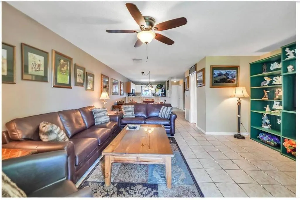 New Listing!!! 4 Min Walk To The Beach! Holiday home