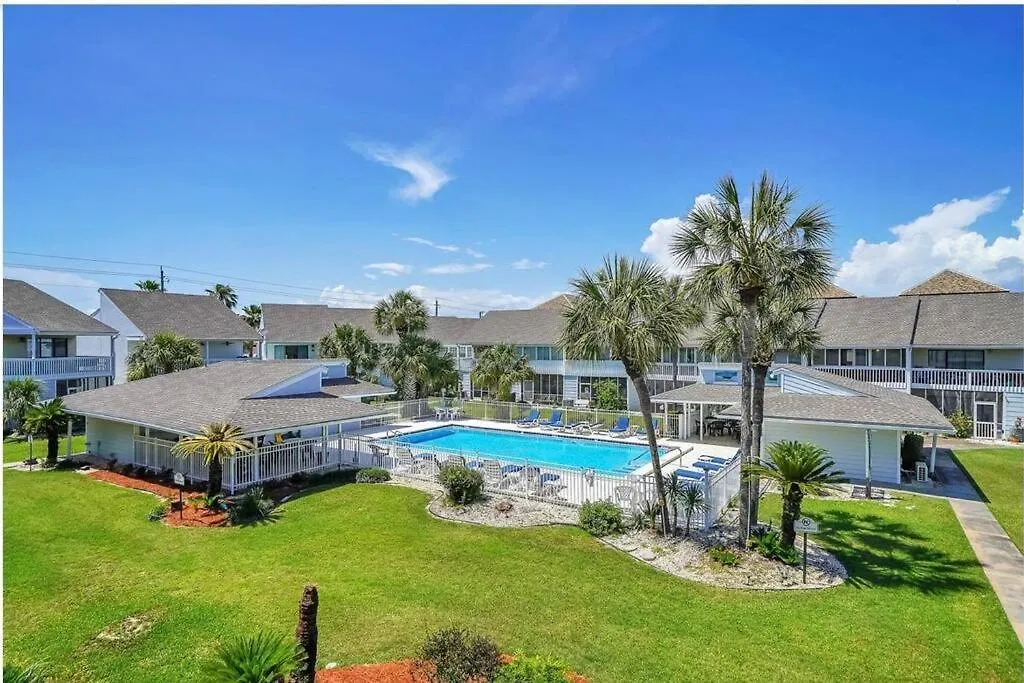 New Listing!!! 4 Min Walk To The Beach!