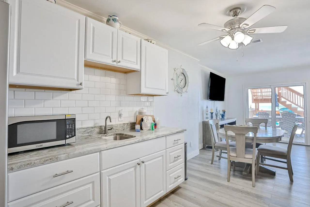 Captain's Quarters At Reef Townhomes