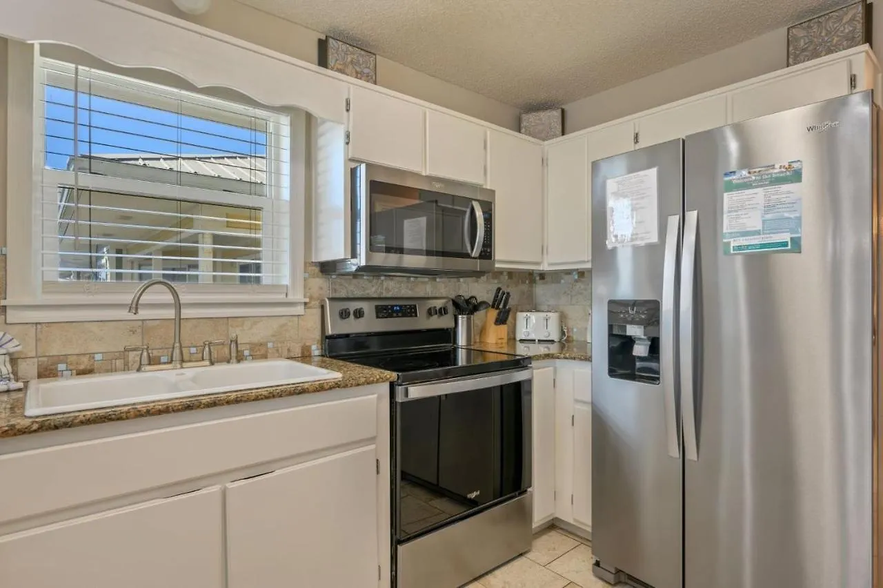 200 Yds To Private Gated Access- 3br-2ba- Quiet Location In The Heart Of Destin!
