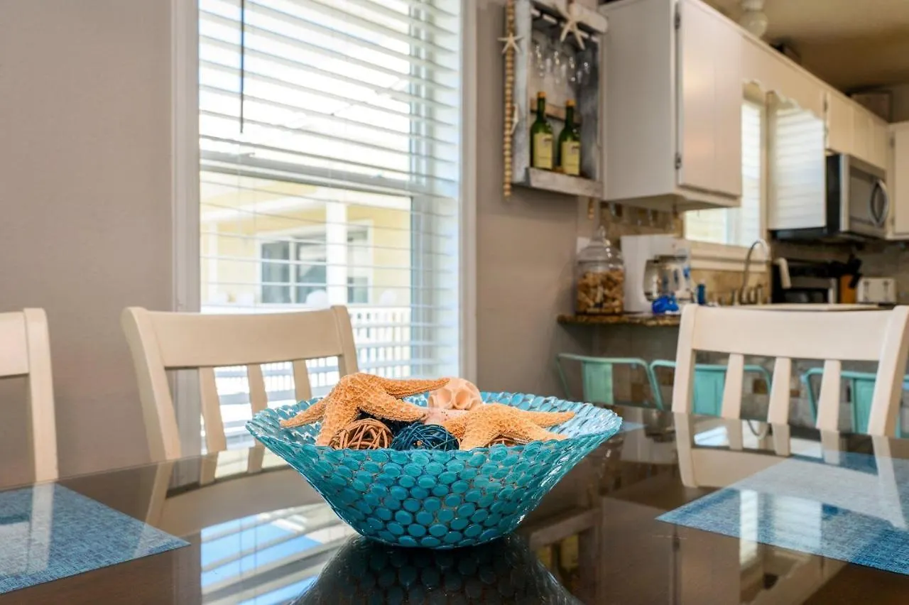 200 Yds To Private Gated Access- 3br-2ba- Quiet Location In The Heart Of Destin! *