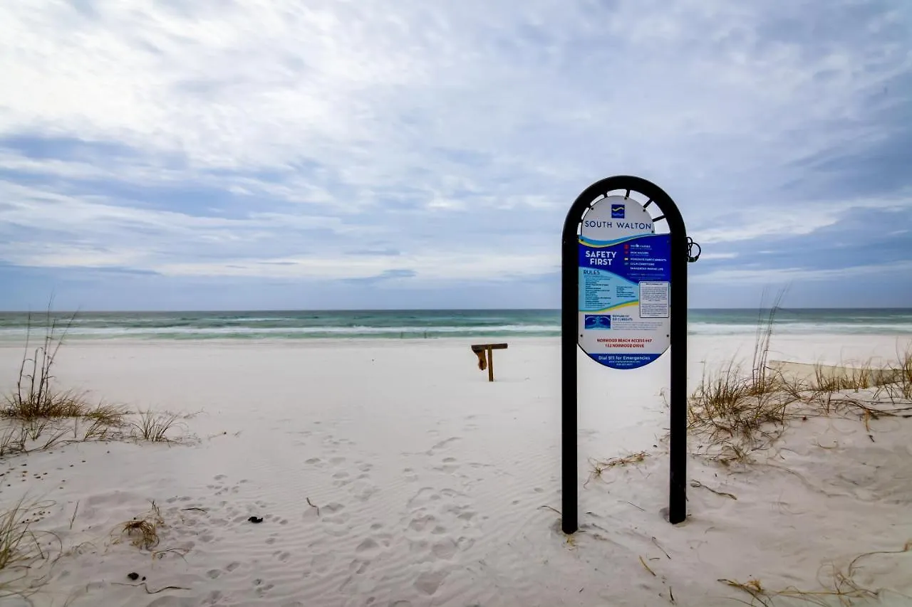 Townhome With Balcony - Walk To The Beach!