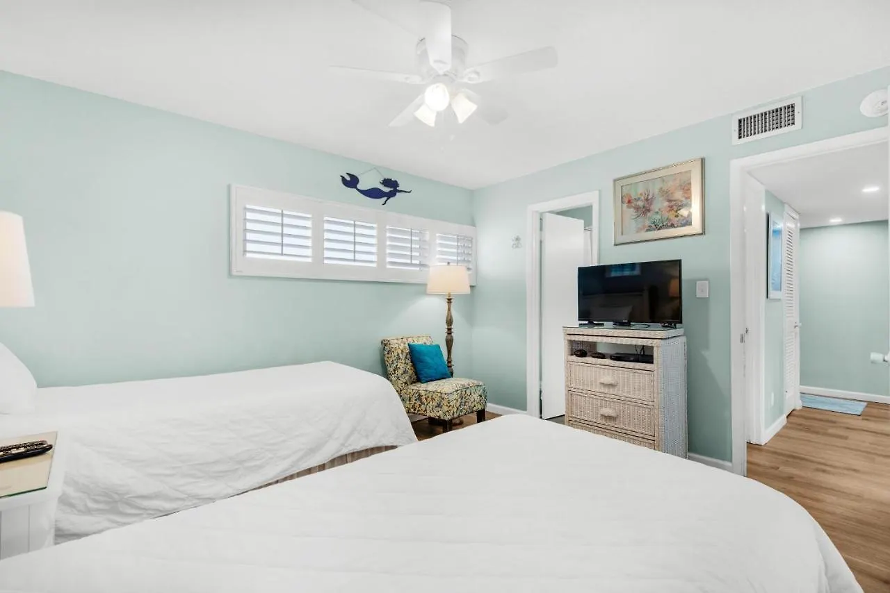 Surf And Racquet Club 710 *
