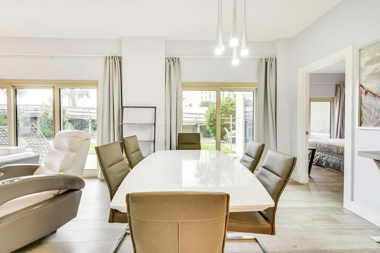 Apartment Beachfront Vacation With Hot Tub, Pool, Sauna