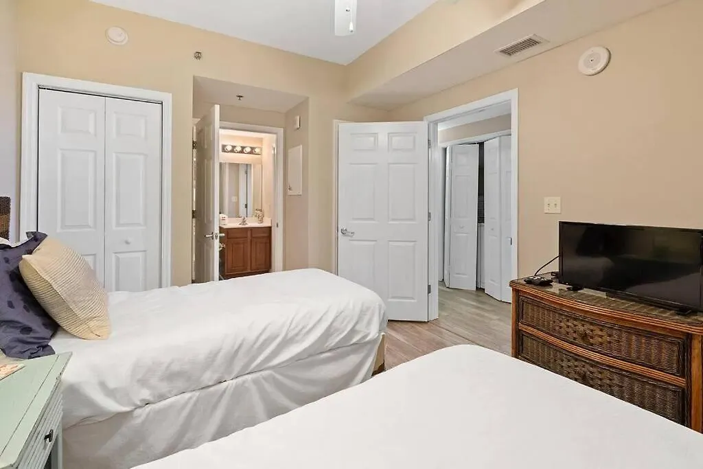 Villa Kokomo Retreat- Steps From Pools & Private Beach! Destin