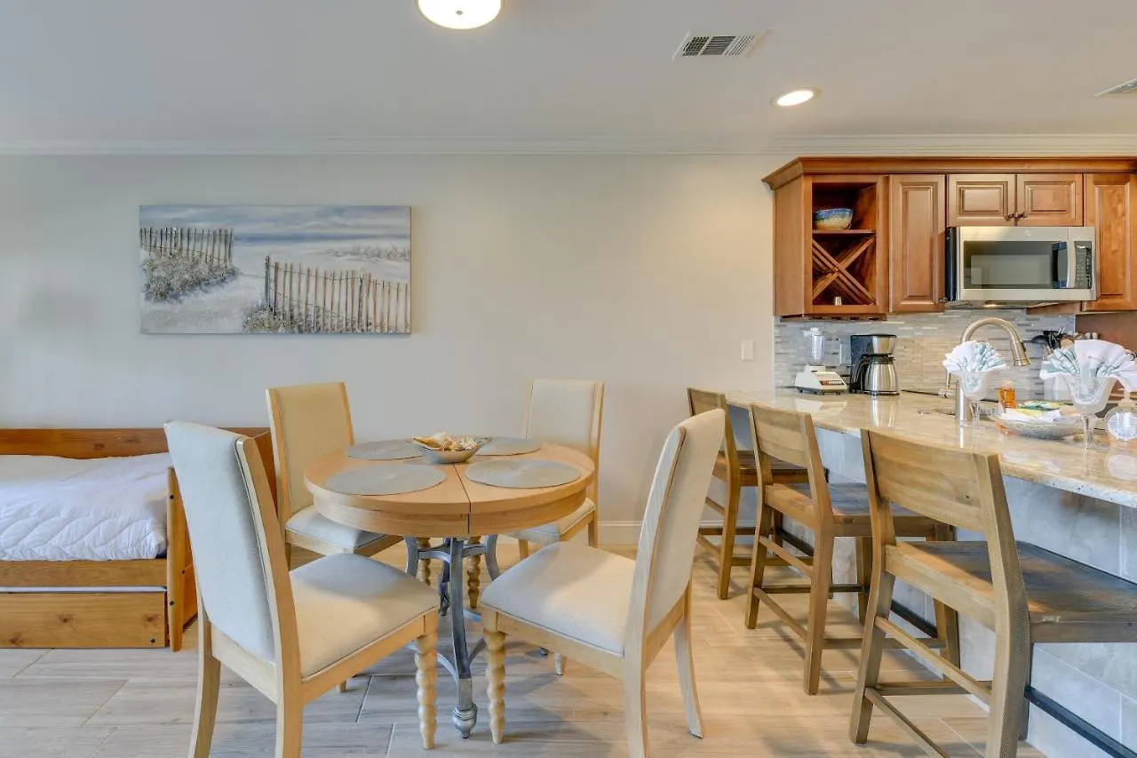 Chic Miramar With Pool Access! *
