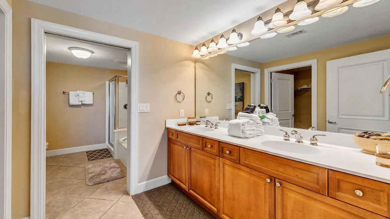 Harbor Landing 203b - Spacious With Views Of The Harbor And Gulf * Destin
