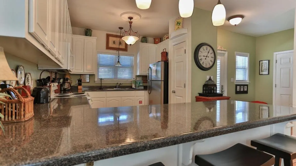 Aventon - Is A 3 Bedroom That Is An Easy Walk To The With Communal Pool * Destin