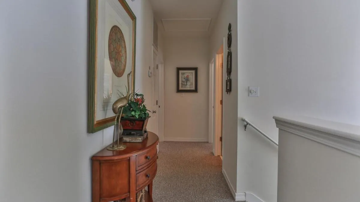 Aventon - Is A 3 Bedroom That Is An Easy Walk To The With Communal Pool *