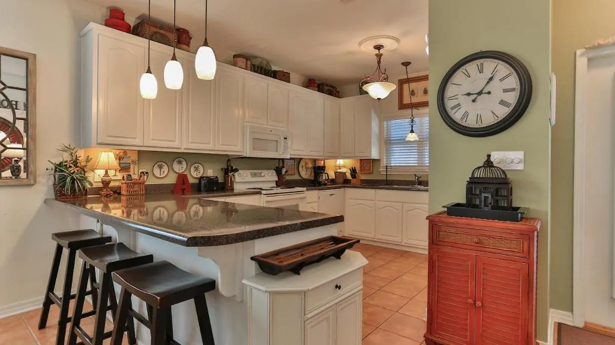 Aventon - Is A 3 Bedroom That Is An Easy Walk To The With Communal Pool *