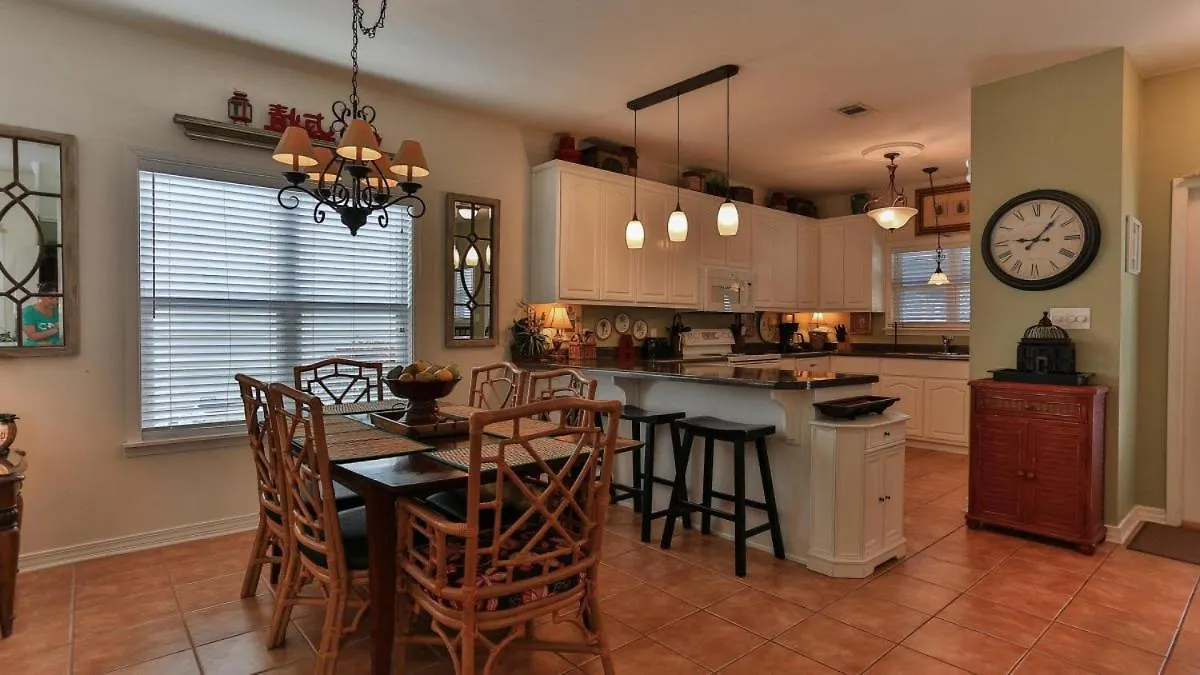 Aventon - Is A 3 Bedroom That Is An Easy Walk To The With Communal Pool Сasa de vacaciones
