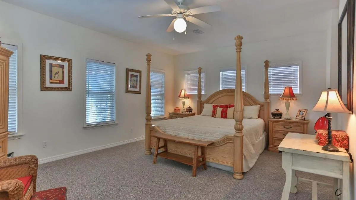 Aventon - Is A 3 Bedroom That Is An Easy Walk To The With Communal Pool