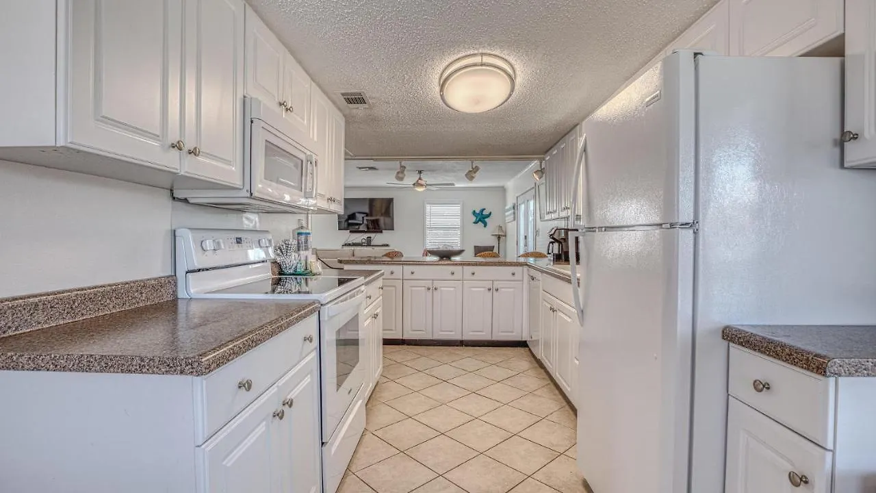 The Back Porch - Is A Relaxing 4 Bedroom 3 Bathroom House On Isle *