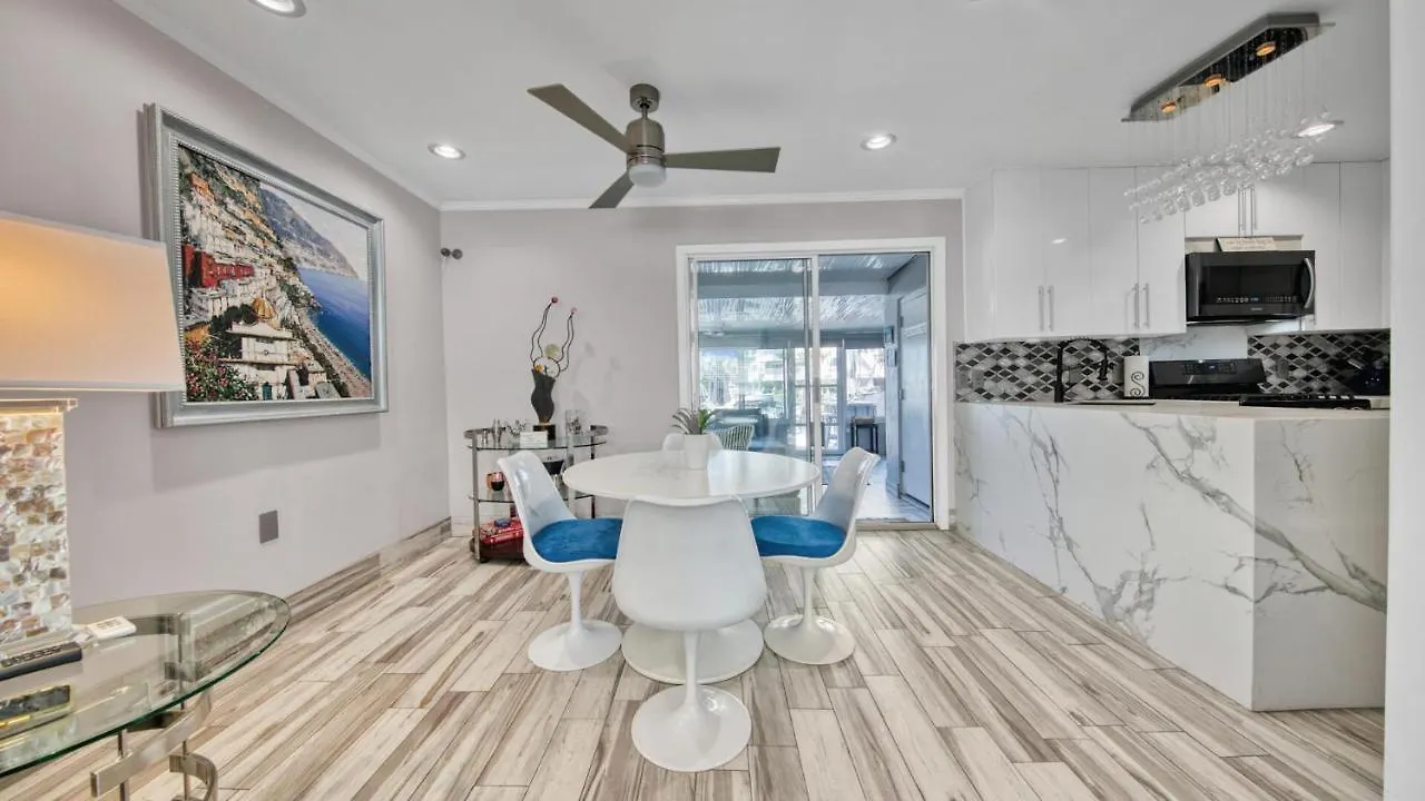 Feriehus Red Hot Retreat - Updated Isle Townhome On The Harbor