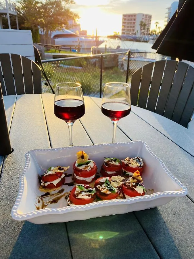 Red Hot Retreat - Updated Isle Townhome On The Harbor Feriehus *