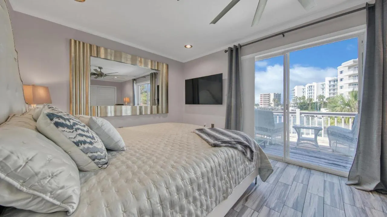 Feriehus Red Hot Retreat - Updated Isle Townhome On The Harbor