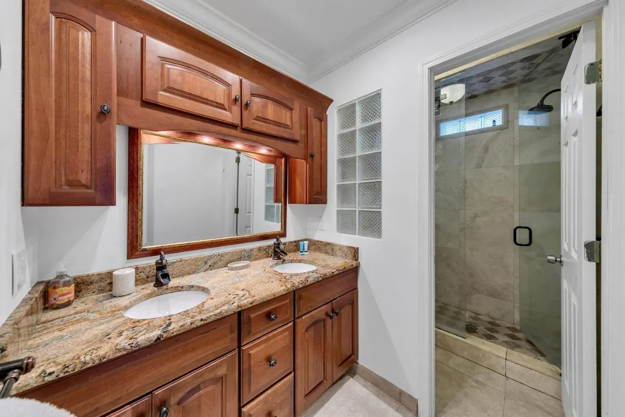 Henderson Haus - Is A Fabulous 3br Townhome In