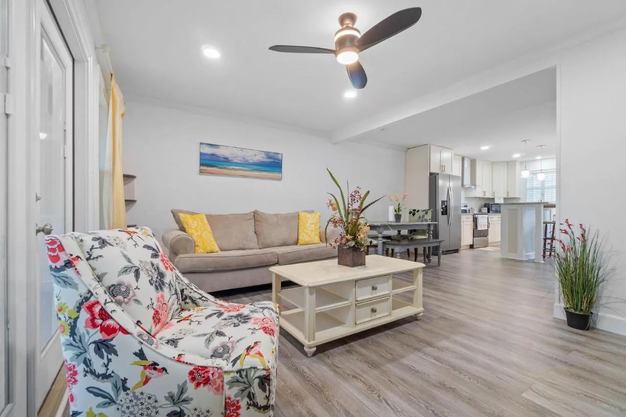 Helena's Place, Fully Renovated Exclusive End Unit Townhouse Holiday home *