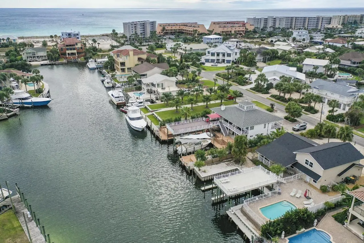 Holiday home Boaters Dream House On Isle *
