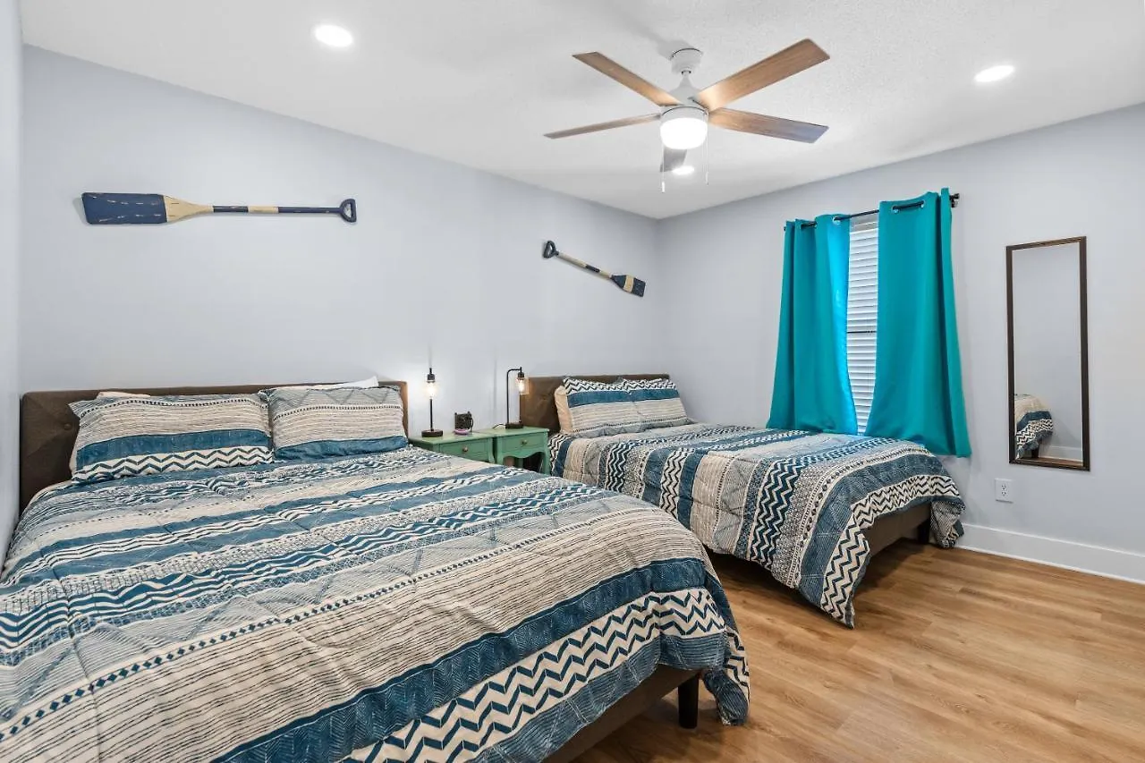 בית נופש Zula Vacation Home, Sleeps 16, Private Heated Pool, 4min Walk To The Beach, Pets Welcome, Fenced Yard דסטין