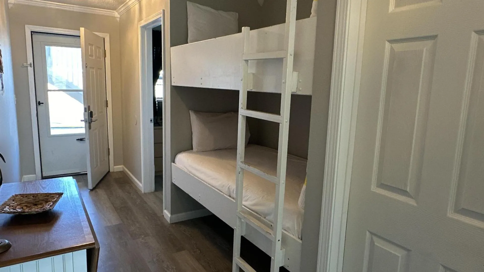 9 A, One Bedroom Apartment *