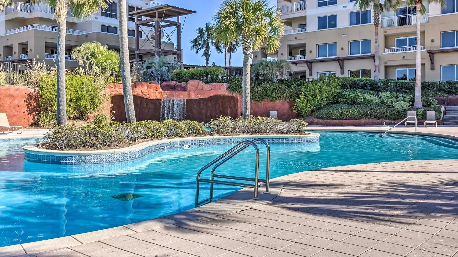 With Pool - Walk To Beach! Apartment