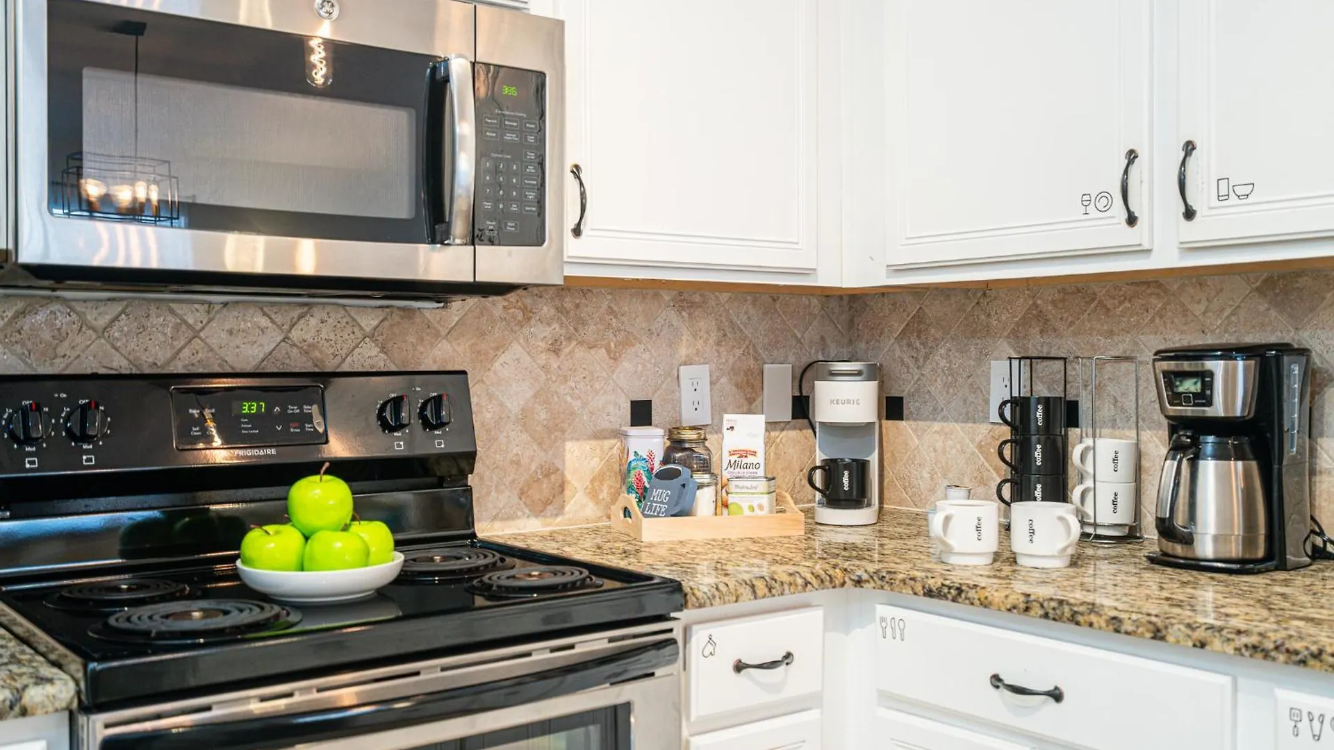 Heated Pool And Golf Cart, Walk To Beach! Best Deal! Holiday home