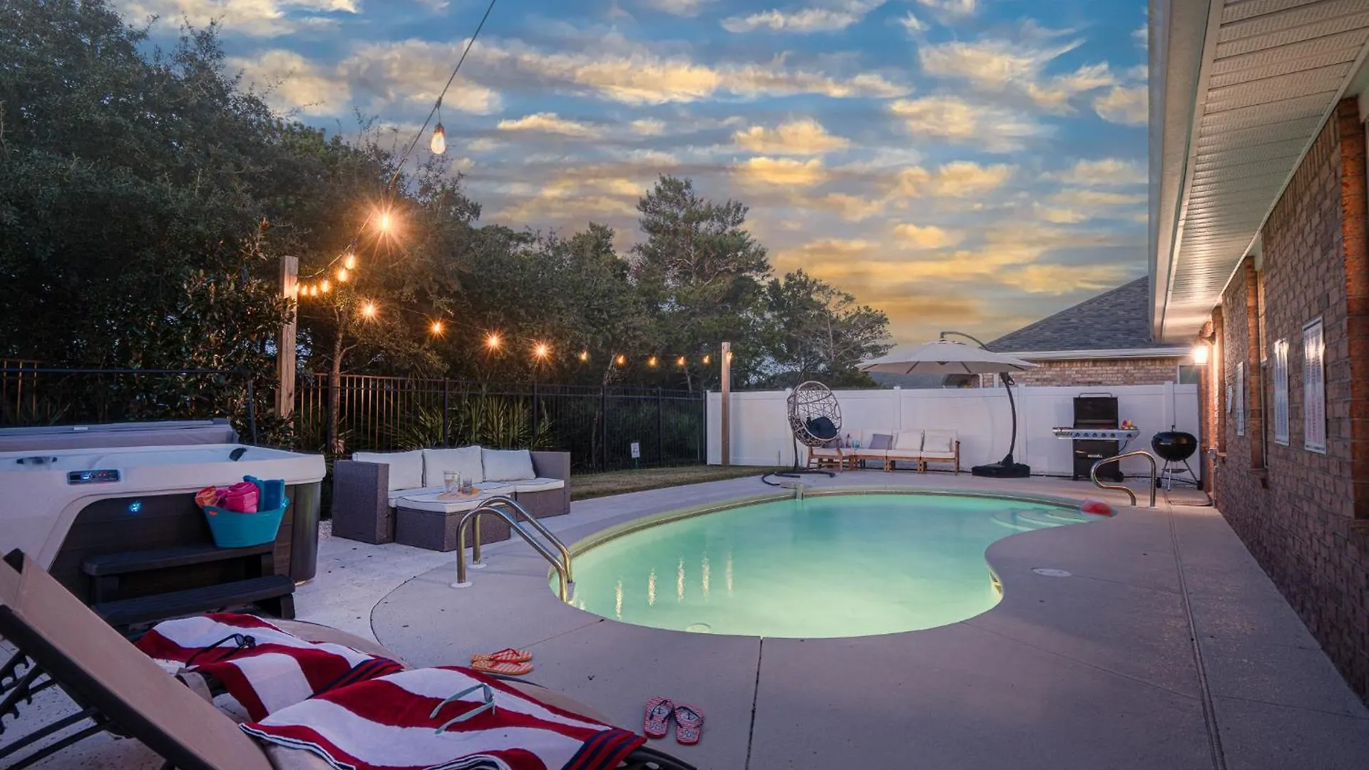 Holiday home Heated Pool And Golf Cart, Walk To Beach! Best Deal!