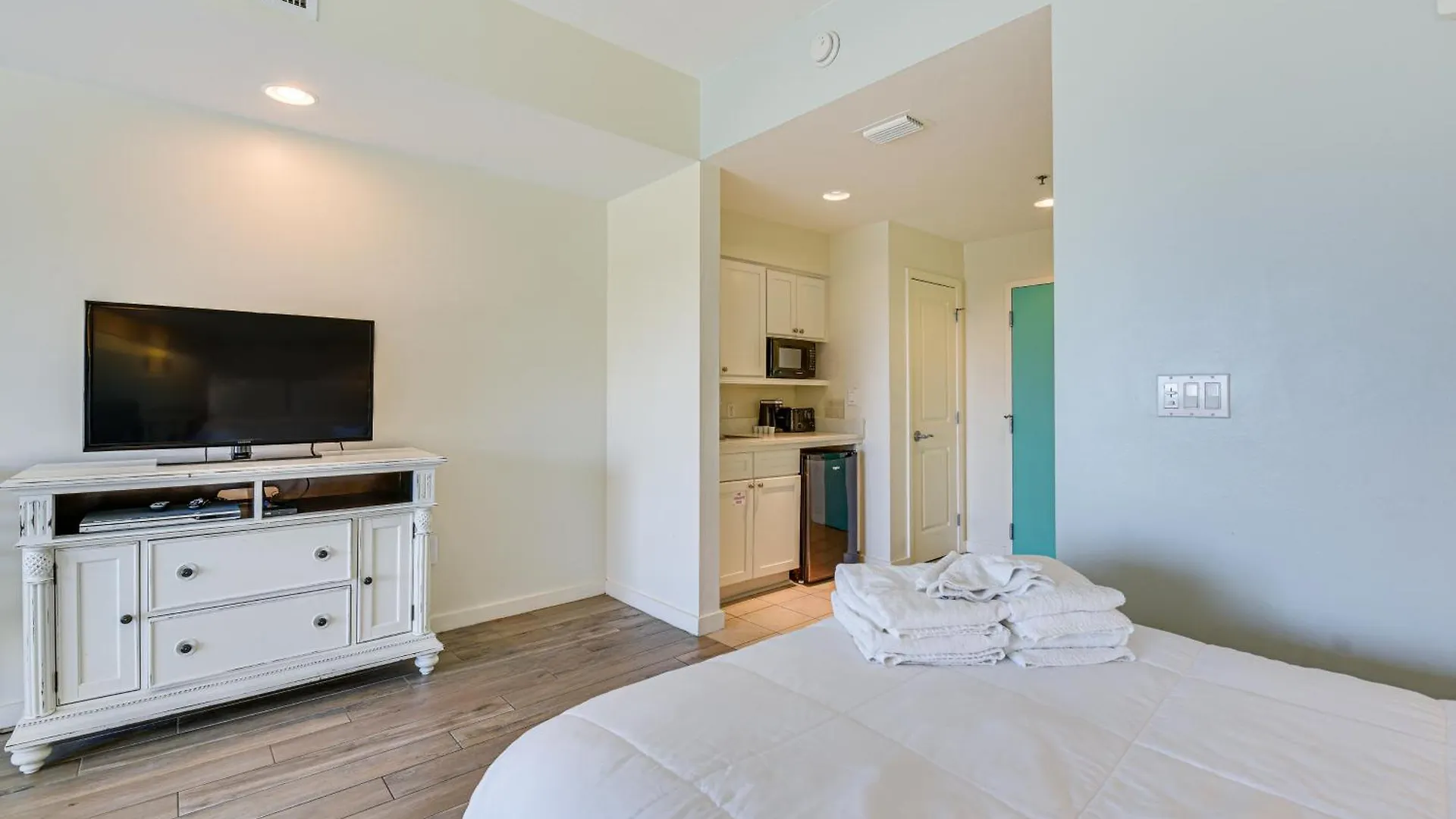 Apartment With Pool - Walk To Beach!