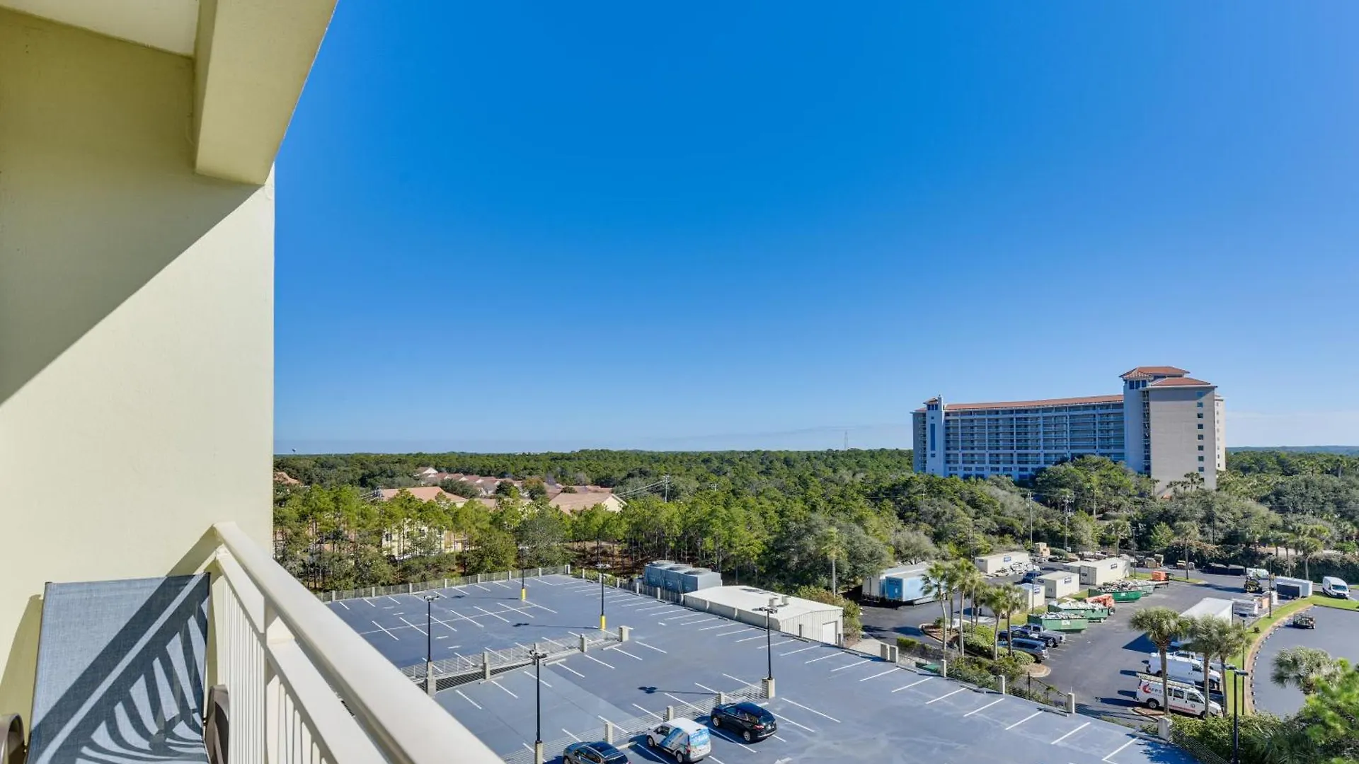 Apartment With Pool - Walk To Beach!