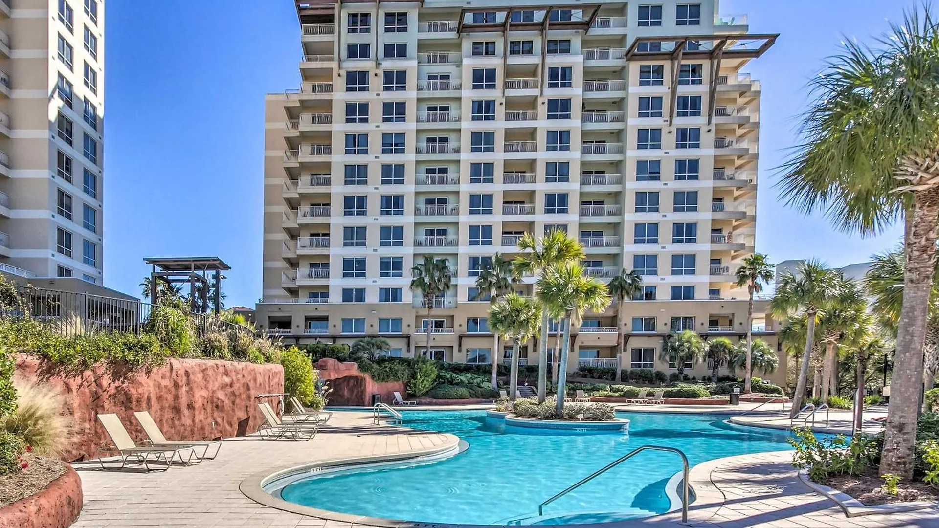 Apartment With Pool - Walk To Beach! *