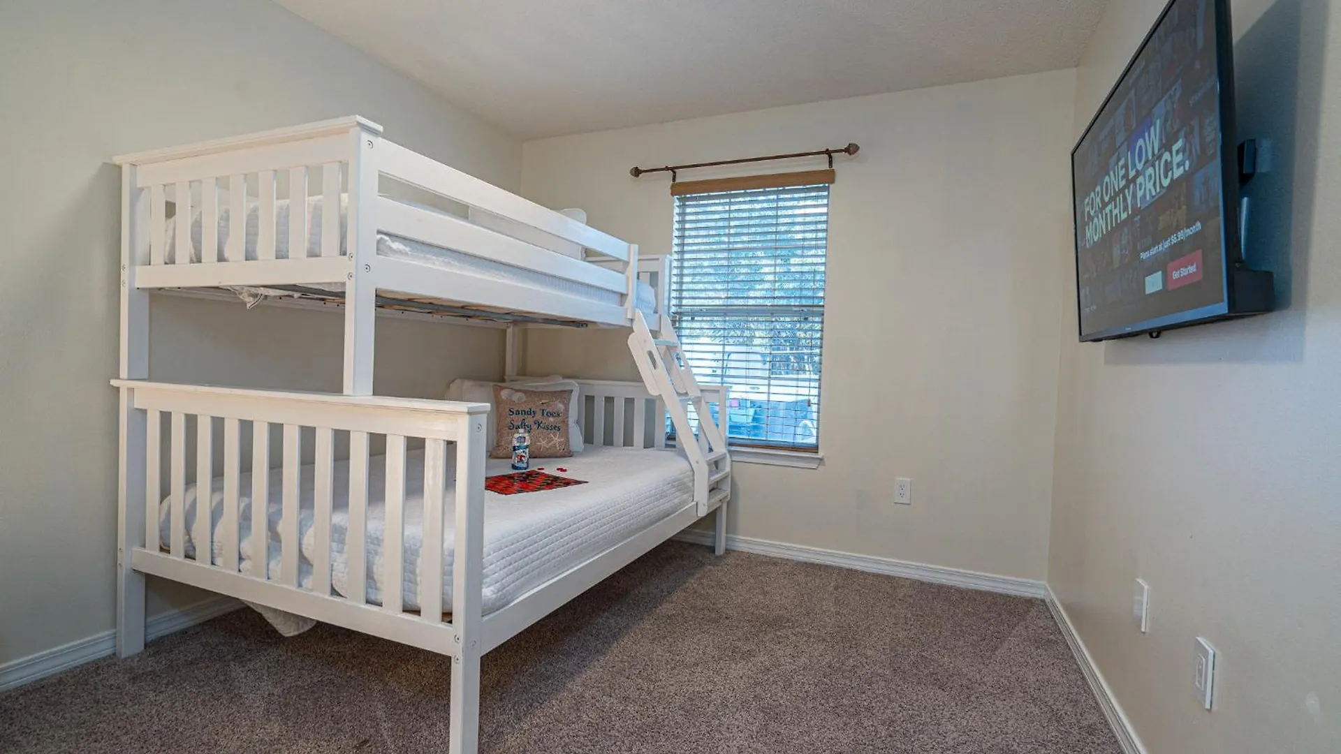 Heated Pool And Golf Cart, Walk To Beach! Best Deal! Holiday home *
