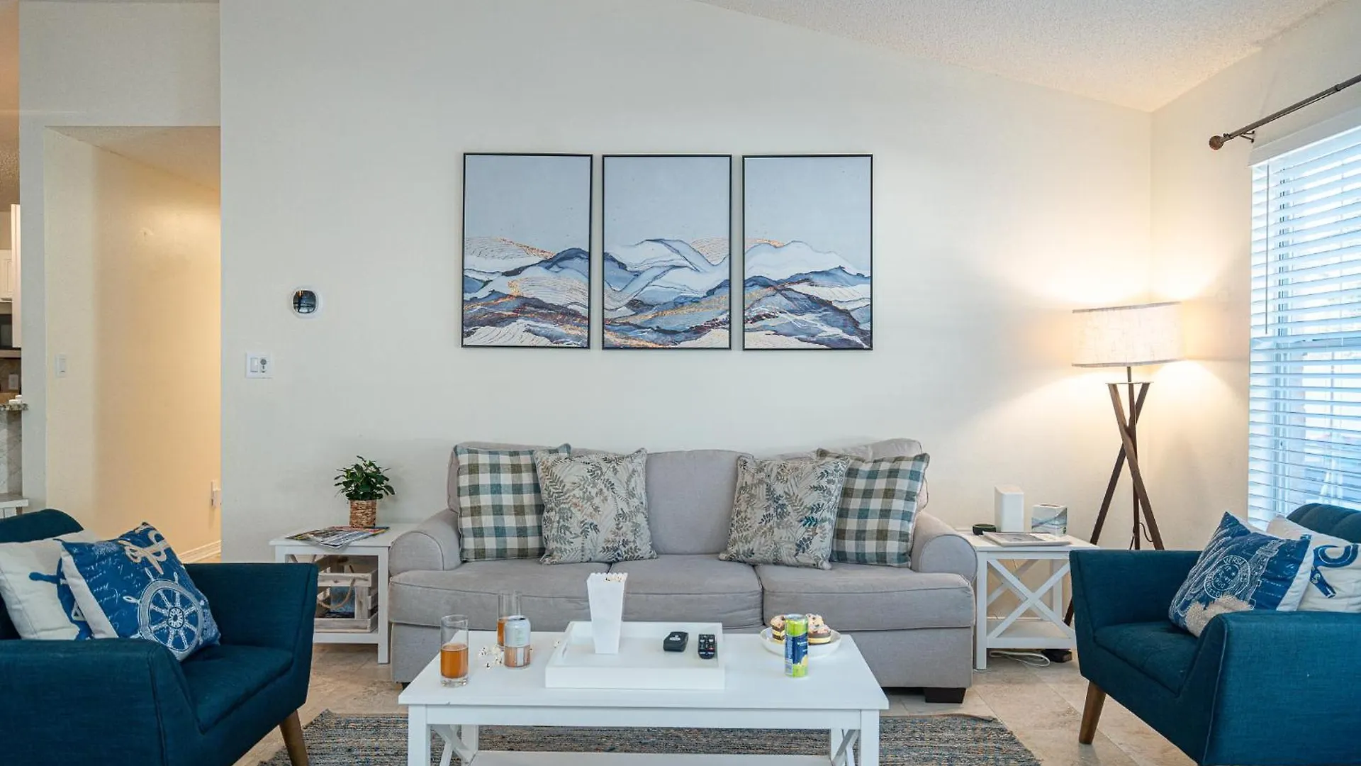 Heated Pool And Golf Cart, Walk To Beach! Best Deal! Holiday home *