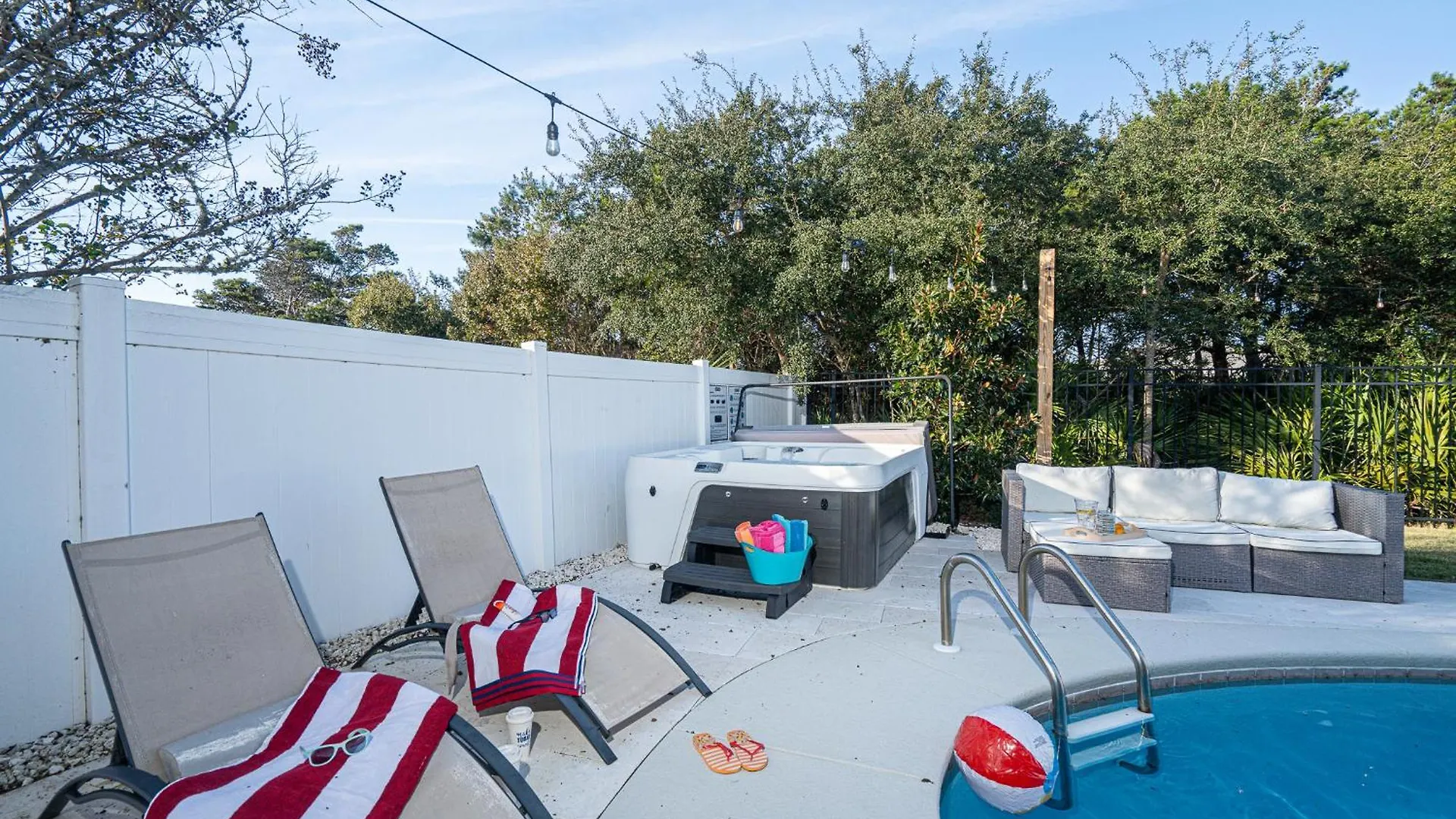 Heated Pool And Golf Cart, Walk To Beach! Best Deal! Holiday home *