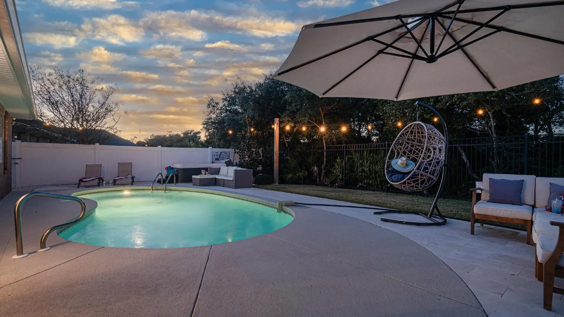 Heated Pool And Golf Cart, Walk To Beach! Best Deal! Holiday home Destin