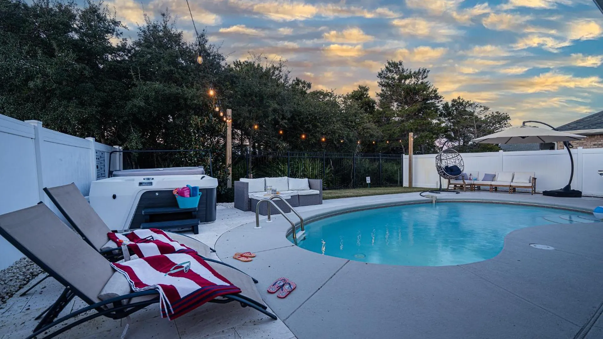 Heated Pool And Golf Cart, Walk To Beach! Best Deal! Holiday home