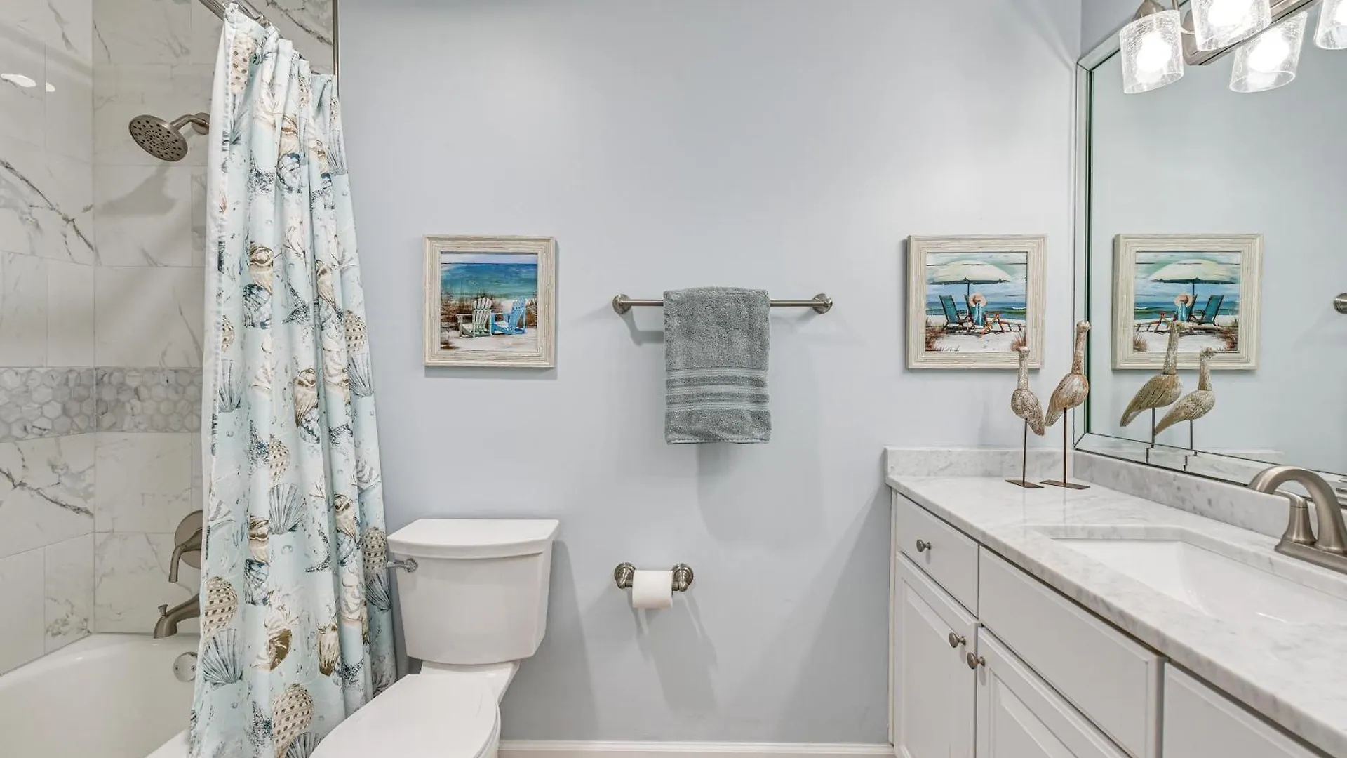 Villa Beachy Lakefront Escape - Walk To The Shore!