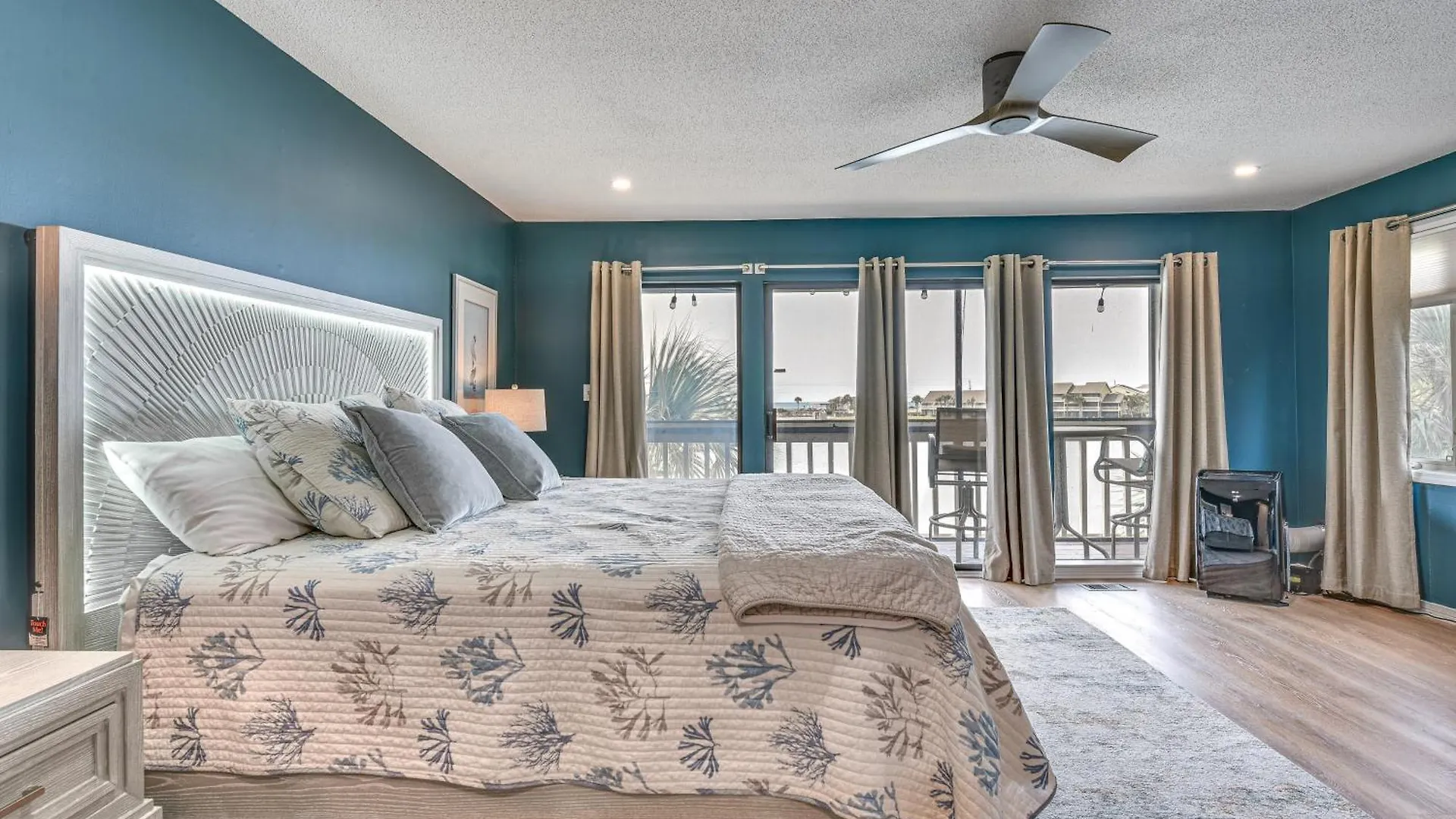 Beachy Lakefront Escape - Walk To The Shore! Villa