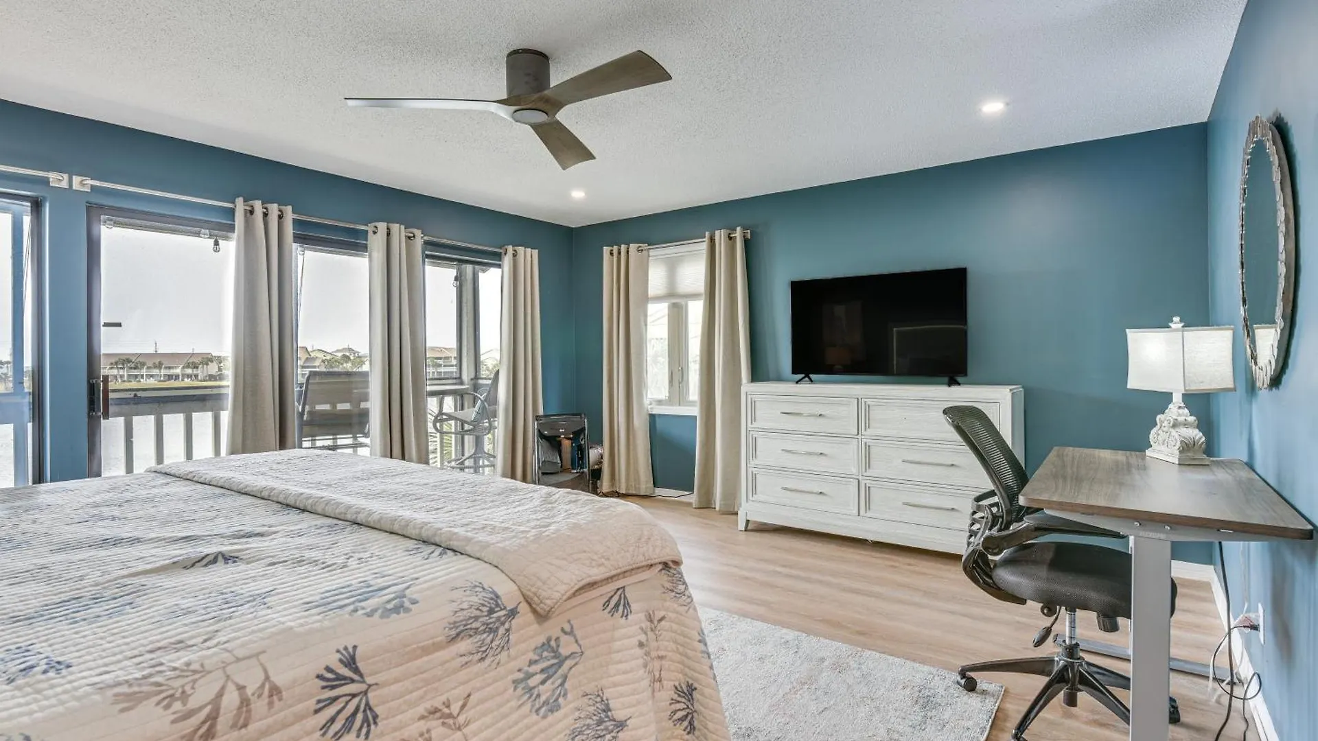 Villa Beachy Lakefront Escape - Walk To The Shore! *