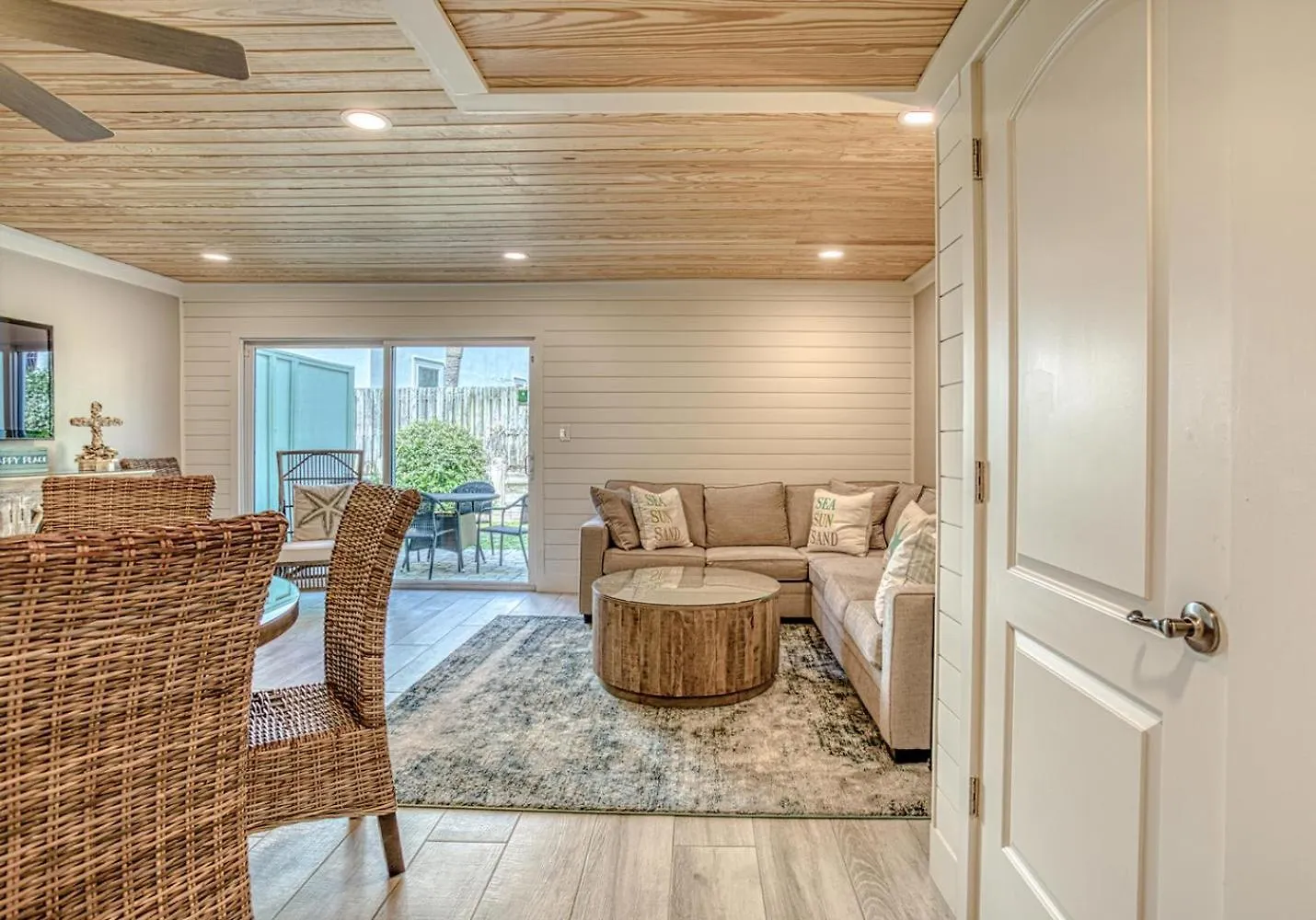 Southbay 101 Completely Remodeled 3 Bedroom Townhome Only 30 Yards From The 度假居 *