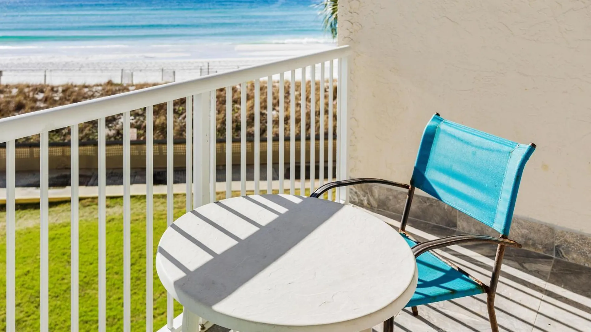 Surf And Racquet Unit 303 *